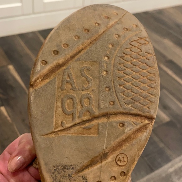 Leather - Picture 5 of 6